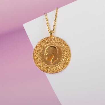 925 sterling silver, gold-plated necklace with a design of a gold quarter coin